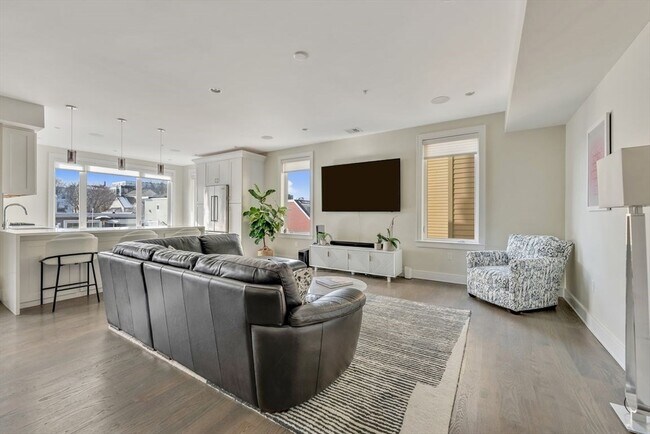 Primary Photo - 405 W First St