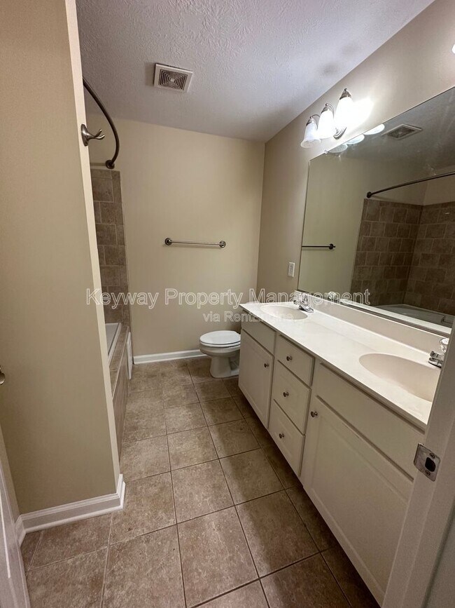 Building Photo - 2136 Sylvan Lake Dr