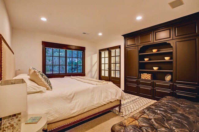 Building Photo - Fully Furnished Luxurious Spanish Mediterranean Villa in Hollywood Hills: 4-Bedroom, 2.5-Bath Ret...
