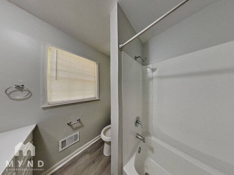 Building Photo - 2121 W Chester Cir SE