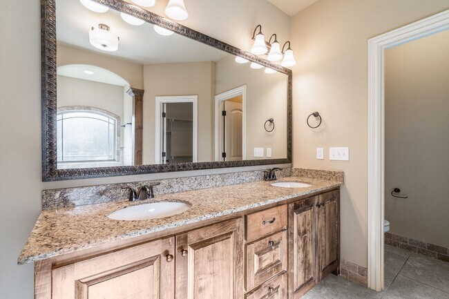 Building Photo - Beautiful Luxury Home!