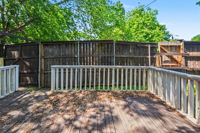 Building Photo - Bungalow- 915