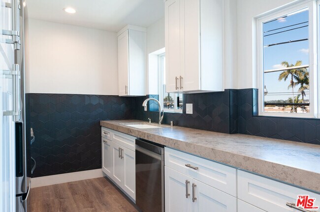 Primary Photo - 1310 W Valencia Dr
