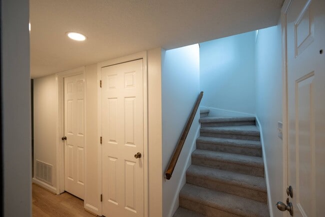 Building Photo - Beautifully Updated 2-Bedroom Condo in Fiv...