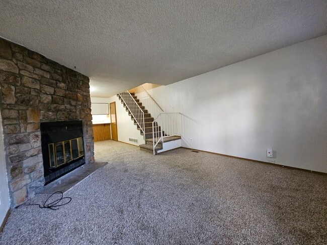 Building Photo - Spacious 2 Bed Townhome w/ Fenced Yard & N...
