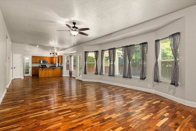 Building Photo - Beautifully Updated 4-Bedroom Home with 3-...