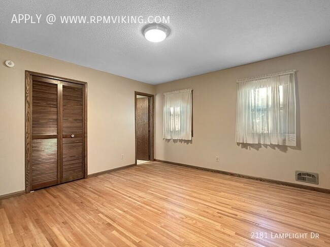 Building Photo - 4br 3ba 2cg ~ Security Deposit Free Altern...