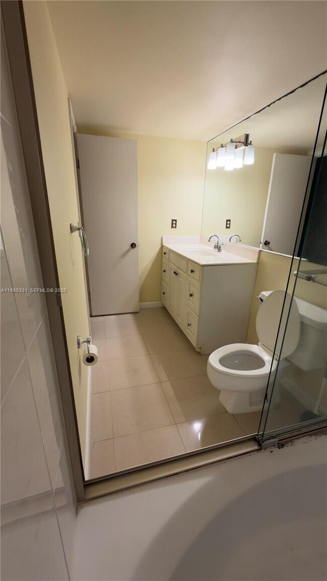 Building Photo - 200 Leslie Dr