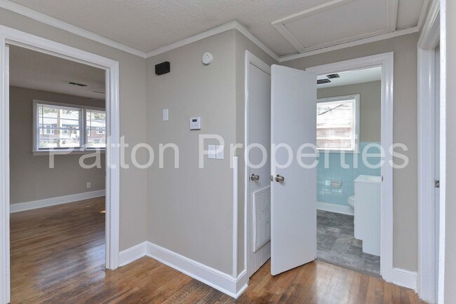 Building Photo - Belmont Home