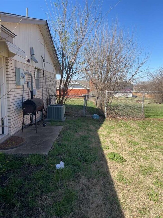 Building Photo - 119 SE Surrey Ln