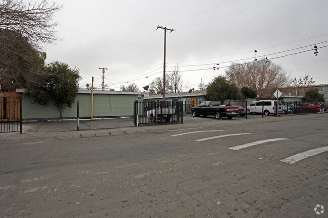 Primary Photo - 656-670 Bowles St
