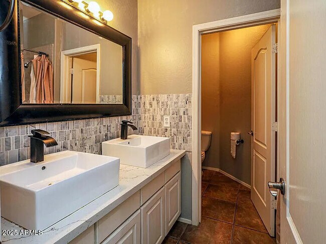 Building Photo - 4618 W Dunbar Dr