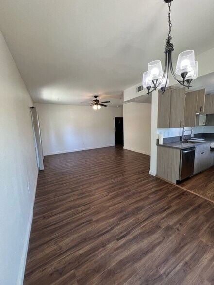 Building Photo - 14655 Vanowen St