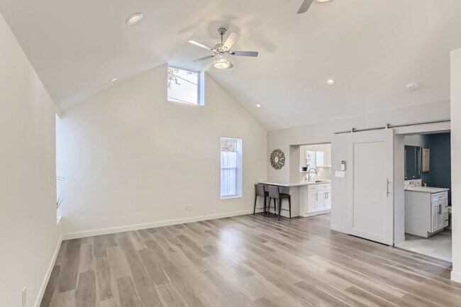 Building Photo - Congress Park – Beautiful High-End Studio