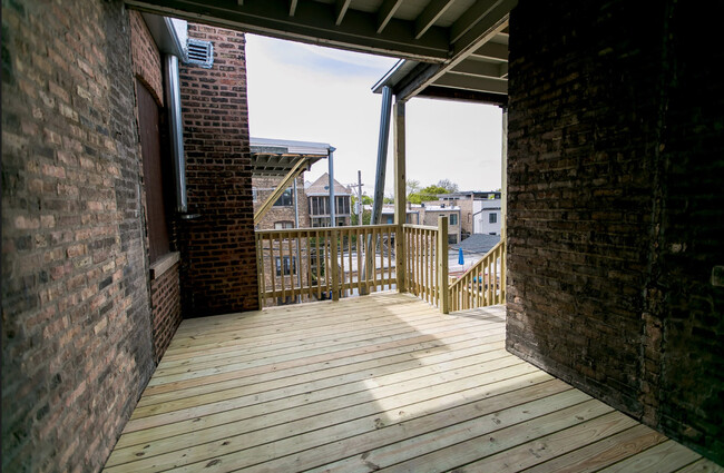 Building Photo - 3550 N Racine Ave