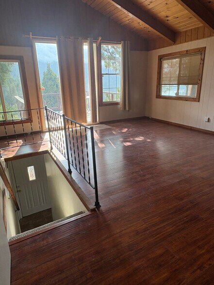 Building Photo - 497 Delle Dr