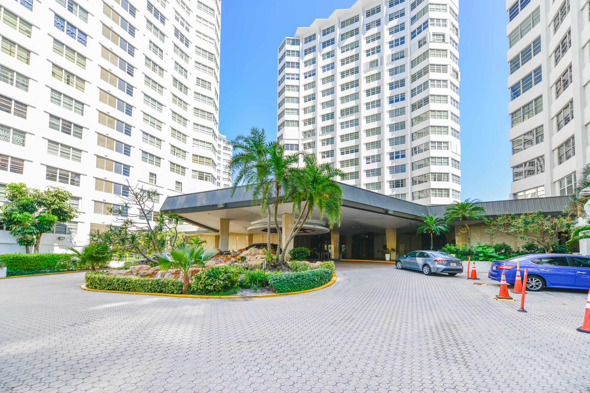 Building Photo - 905 Brickell Bay Dr