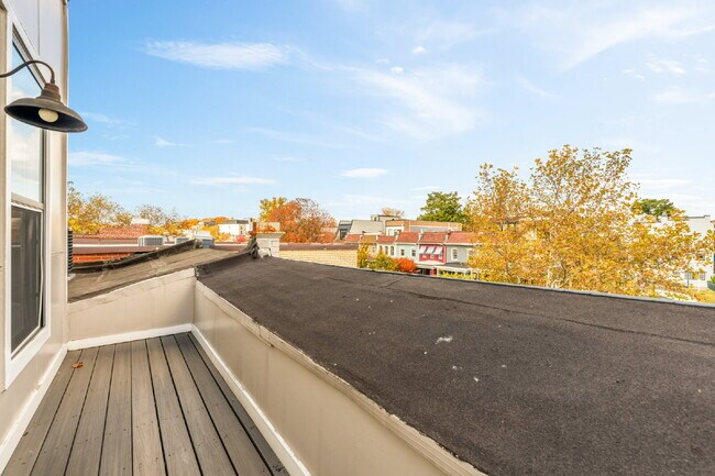 Building Photo - Penthouse 2BR/2.5BA with 3 Private Outdoor...