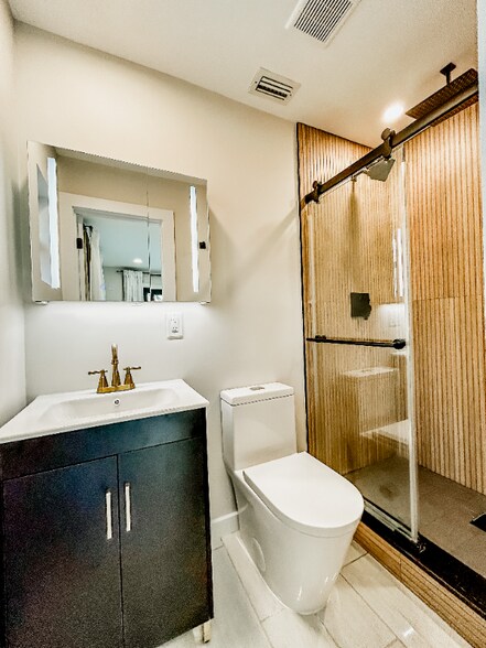 Building Photo - 1847 Shore Acres Blvd NE