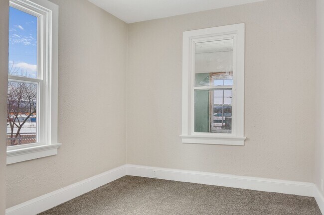 Building Photo - 1407 4th St S