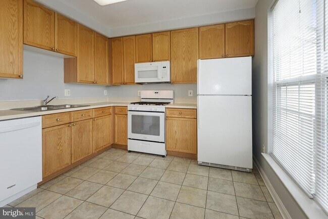 Building Photo - 2480 Angeline Dr