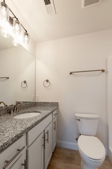 Building Photo - 812 Aubrey Ave