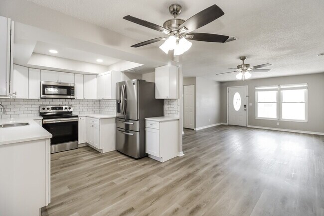 Building Photo - 7983 Shadow Run Dr