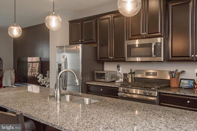 Building Photo - Stunning 3bd 2.5bth townhome in the Pondview community in Millersville.