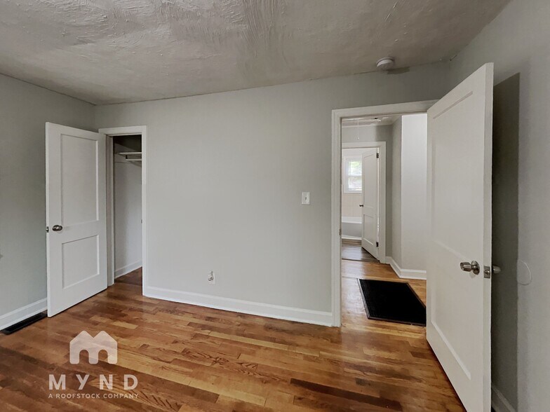 Building Photo - 122 S Gardner Ave