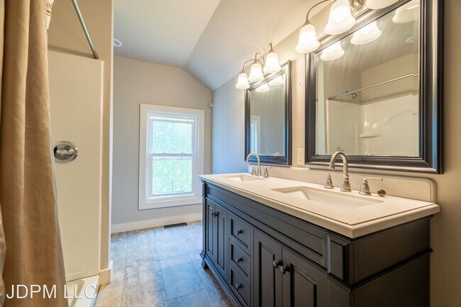 Building Photo - 5 br, 1 bath House - 233 W 11th Avenue