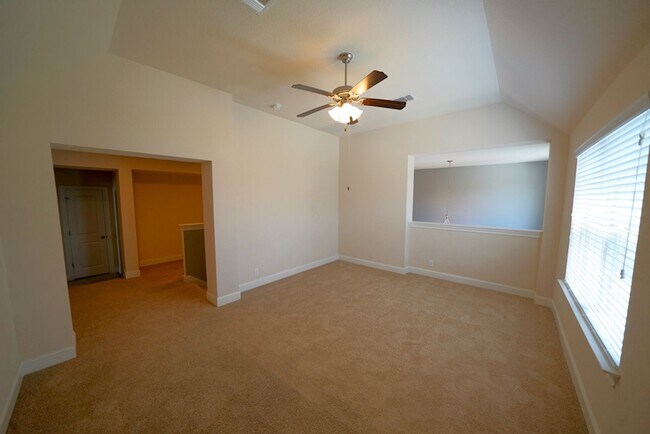 Building Photo - Executive Style Rental Now Available in Bo...