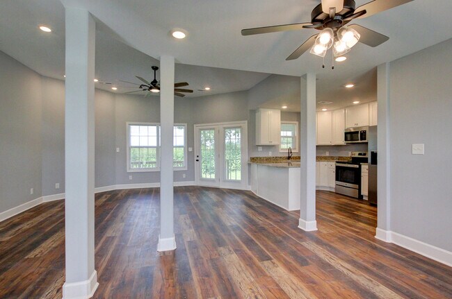 Building Photo - 133 Riverbend Dr