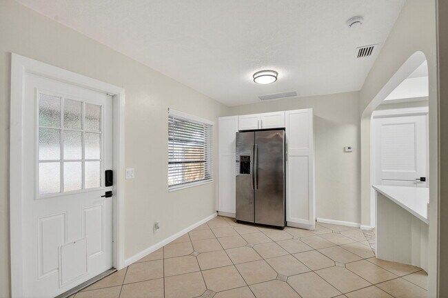 Building Photo - 5009 Spruce Ave