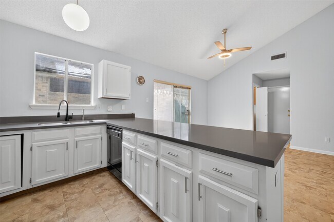 Building Photo - 2818 Crest Park Dr