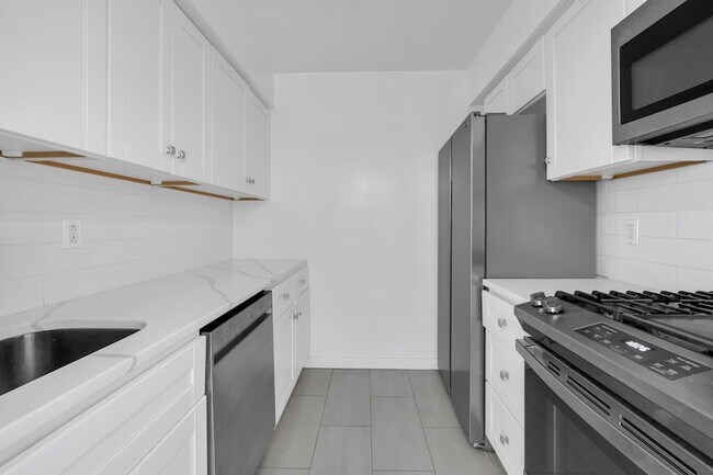 Building Photo - 155 W 70th St