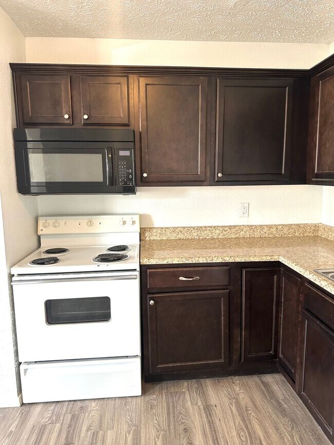 Building Photo - Spacious 4 Bed Home Near Bass Pro with Detached Garage & Fenced Yard