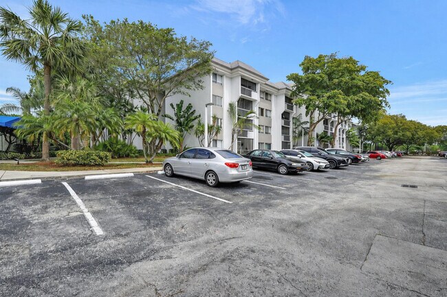 Building Photo - 711 N Pine Island Rd