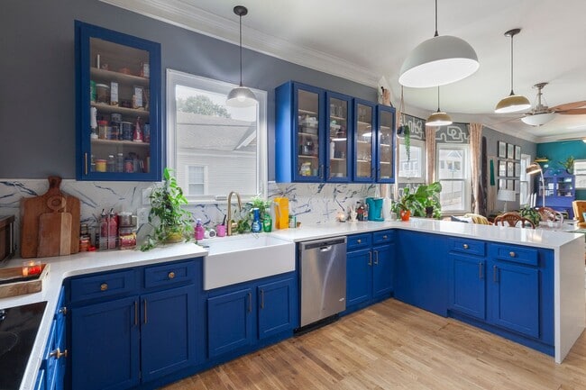 Building Photo - Stylishly Updated 3/2 w/ Large Deck in Grant Park!