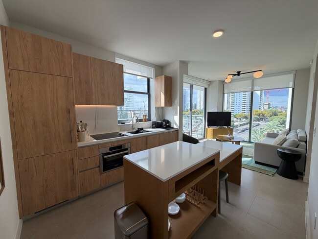 Building Photo - 11 NE 6th St