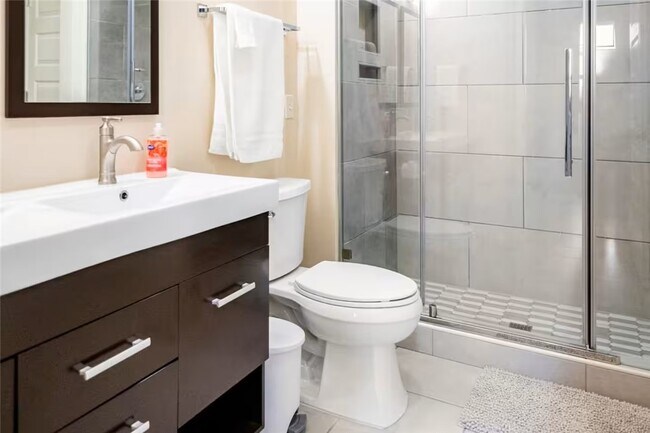 Building Photo - 212 SE A St