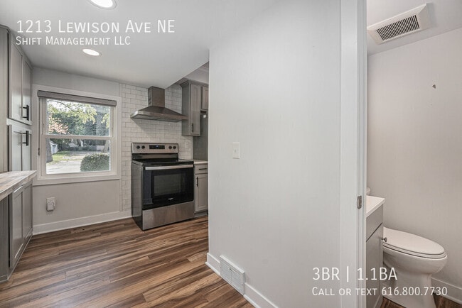 Building Photo - 1213 Lewison Ave NE