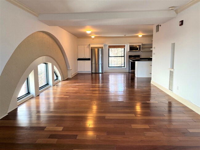 Building Photo - 1 S Astor St