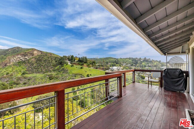 Building Photo - 2843 Lambert Dr