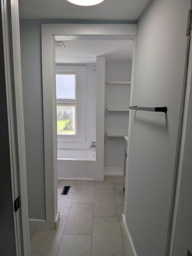 Building Photo - Move in Ready 4 Bed 2 Bath House