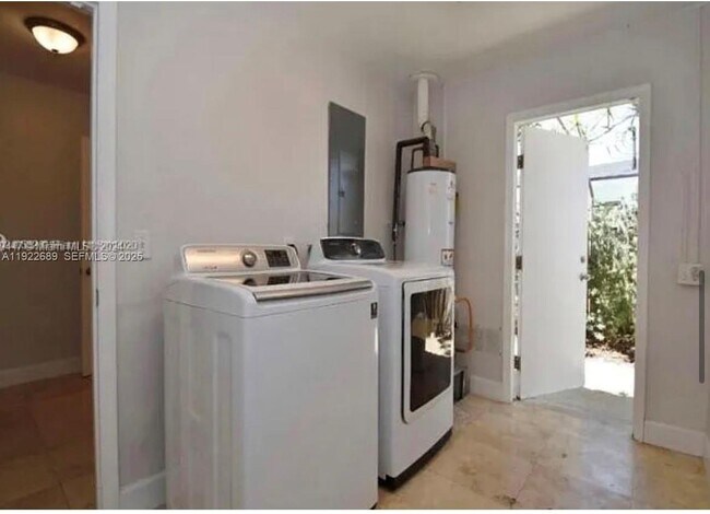 Building Photo - 2080 NE 205th St