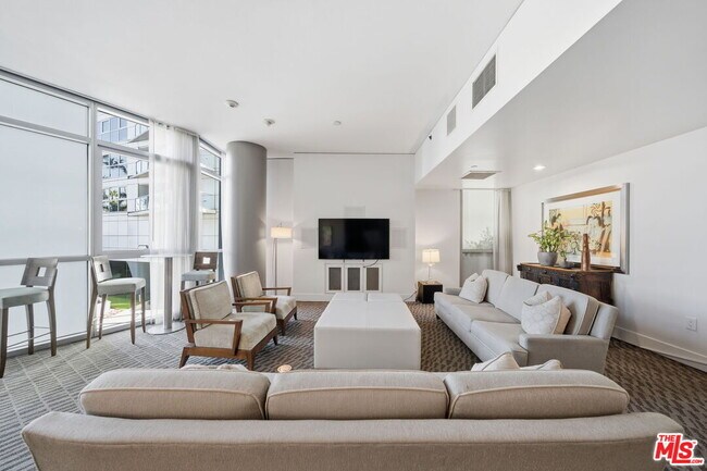 Building Photo - 13650 Marina Pointe Dr