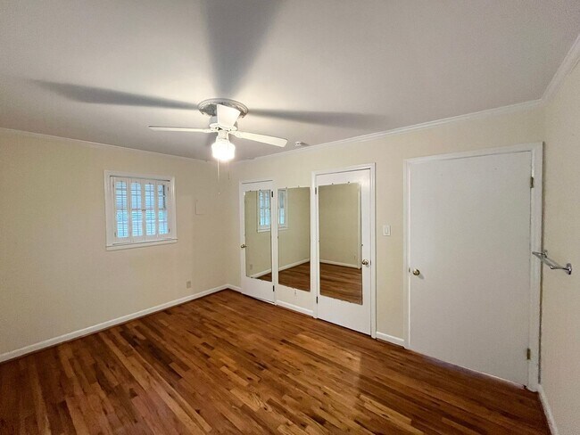 Building Photo - Comfortable 3BD, 1.5BA House with Large Fe...