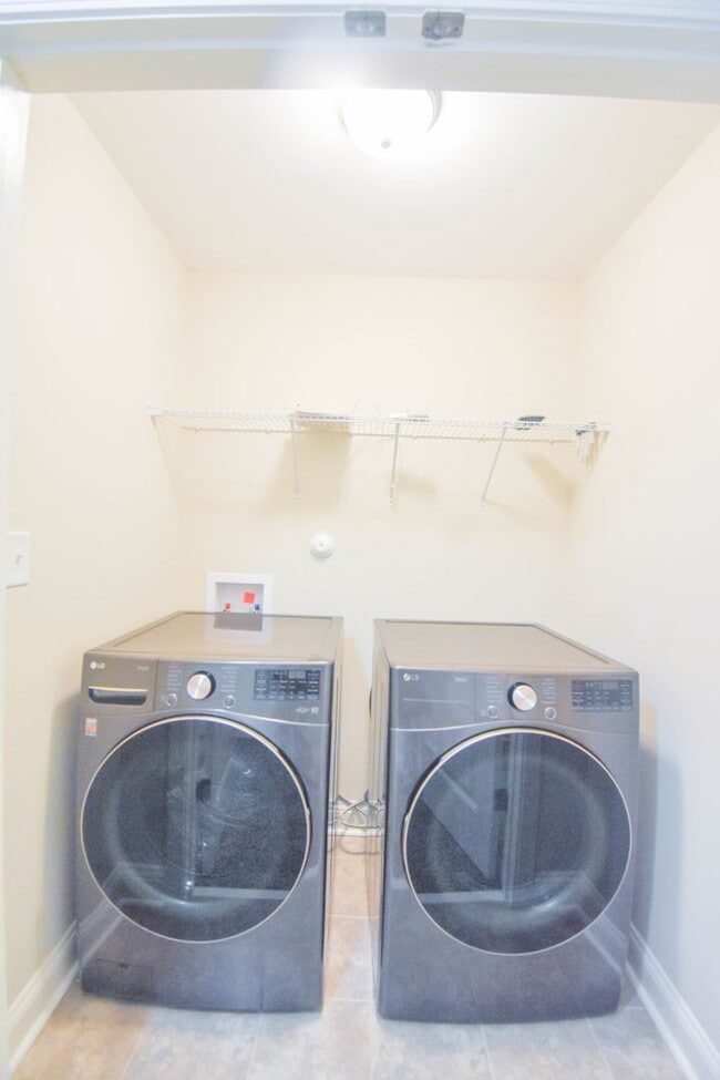 Building Photo - 3 Bedroom 2.5 Bathroom in Haymount - No Pets