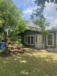 Building Photo - Classic Hyde Park Duplex - 1BD/BA - ONE BL...