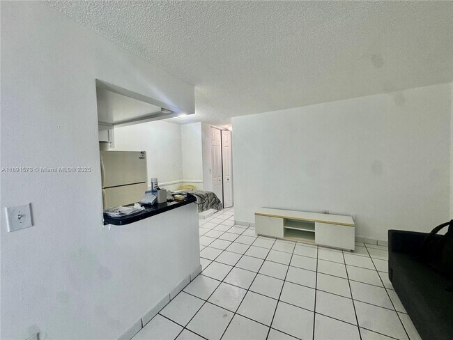Building Photo - 335 Collins Ave